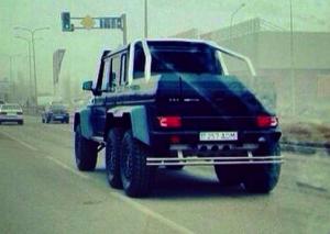 Mercedes-Benz G63 AMG 6x6 прикидывается машиной из автопарка президента РК