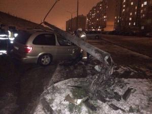 Пьяная девушка на Dodge свалила столб в Московском районе 