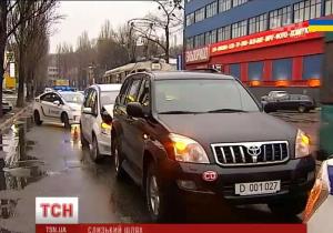 В Киеве сотрудник посольства РФ устроил ДТП на внедорожнике с дипномерами