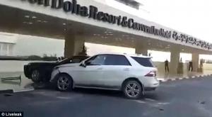 Как соль на рану: неадекватный водитель внедорожника Mercedes-Benz намеренно крушит Rolls-Royce!
