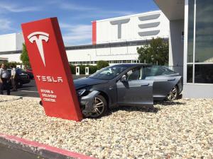 Последний квартал Tesla закончила со значительным убытком