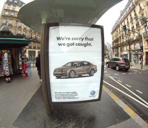 Французские «Арт-вандалы» постеблись над Volkswagen на рекламных бордах в Париже