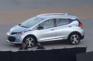 Бюджетный электрокар Chevrolet Bolt замечен без камуфляжа
