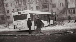 Маршрутный автобус врезался в дерево в Астане