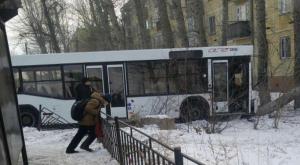 Маршрутный автобус врезался в дерево в Астане 