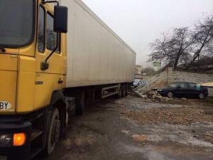 В Минске водитель грузовика снес двухметровый кирпичный забор и ворота
