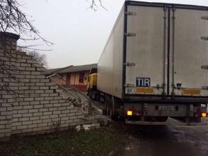 В Минске водитель грузовика снес двухметровый кирпичный забор и ворота 