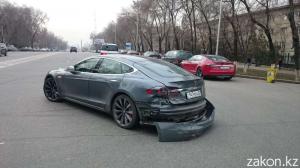 В Алматы столкнулись Toyota Camry и Tesla Model S 
