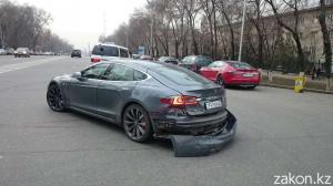 В Алматы столкнулись Toyota Camry и Tesla Model S 
