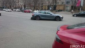 В Алматы столкнулись Toyota Camry и Tesla Model S 
