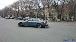 В Алматы столкнулись Toyota Camry и Tesla Model S 