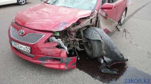 В Алматы столкнулись Toyota Camry и Tesla Model S 