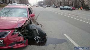 В Алматы столкнулись Toyota Camry и Tesla Model S 