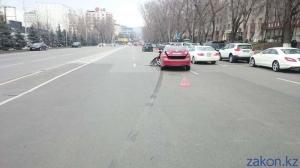 В Алматы столкнулись Toyota Camry и Tesla Model S 