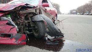 В Алматы столкнулись Toyota Camry и Tesla Model S 