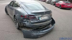 В Алматы столкнулись Toyota Camry и Tesla Model S 