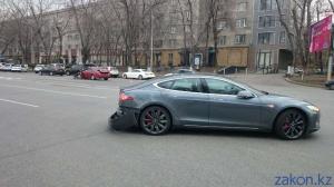 В Алматы столкнулись Toyota Camry и Tesla Model S 