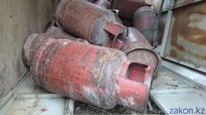 В Алматы перевернулся ГАЗ груженный газовыми балонами