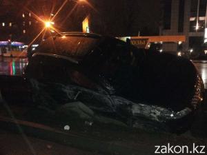 В Алматы столкнулись два дорогих автомобиля, один угодил в арык