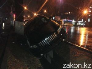 В Алматы столкнулись два дорогих автомобиля один угодил в арык 
