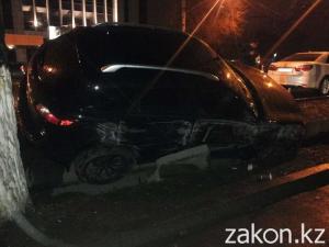 В Алматы столкнулись два дорогих автомобиля один угодил в арык 