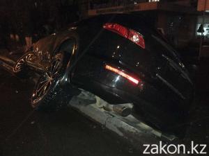 В Алматы столкнулись два дорогих автомобиля один угодил в арык 