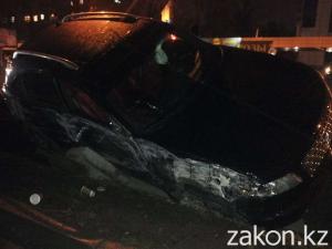 В Алматы столкнулись два дорогих автомобиля один угодил в арык 