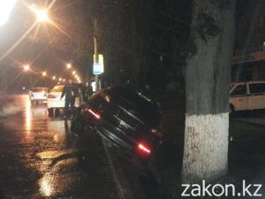 В Алматы столкнулись два дорогих автомобиля один угодил в арык 