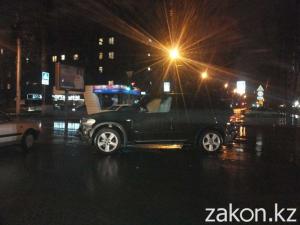 В Алматы столкнулись два дорогих автомобиля один угодил в арык 
