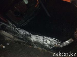 В Алматы столкнулись два дорогих автомобиля один угодил в арык 