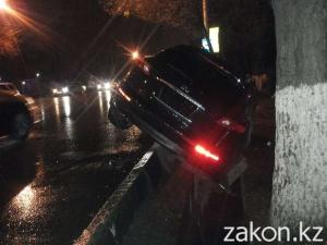В Алматы столкнулись два дорогих автомобиля один угодил в арык 
