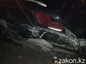 В Алматы столкнулись два дорогих автомобиля один угодил в арык 