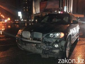 В Алматы столкнулись два дорогих автомобиля один угодил в арык 