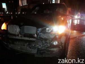 В Алматы столкнулись два дорогих автомобиля один угодил в арык 