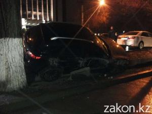 В Алматы столкнулись два дорогих автомобиля один угодил в арык 