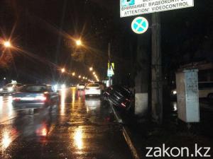 В Алматы столкнулись два дорогих автомобиля один угодил в арык 