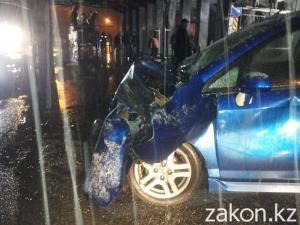 В Алматы пьяный водитель залетел под мост по Сейфуллина, где велись строительные работы