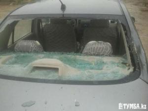 В Актау дерево упало на автомобиль с людьми 