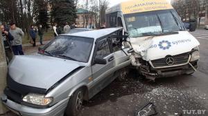 В Минске маршрутка с пассажирами протаранила припаркованные автомобили