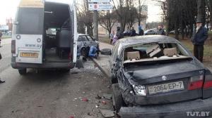 В Минске маршрутка с пассажирами протаранила припаркованные автомобили 