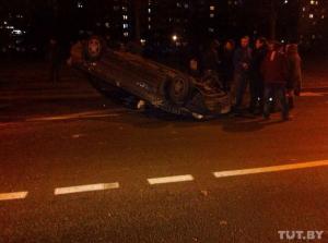 В Минске столкнулись два автомобиля, от удара одна машина опрокинулась на крышу