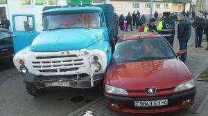 В Гродно два парня угнали грузовик, по пути разбили три машины, крыльцо Беларусбанка и скрылись