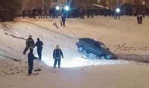 Двое мужчин в Зеленограде на спор утопили Приору в пруду