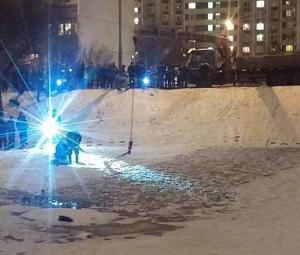 Двое мужчин в Зеленограде на спор утопили Приору в пруду 