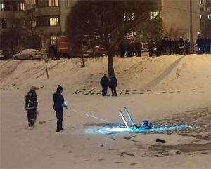 Двое мужчин в Зеленограде на спор утопили Приору в пруду 