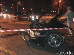 В Алматы Audi R8 разорвало на две части 