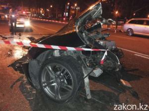 В Алматы Audi R8 разорвало на две части 