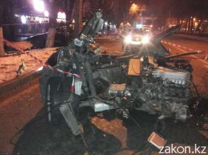 В Алматы Audi R8 разорвало на две части 
