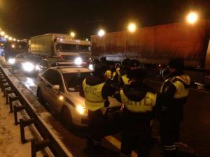 Колонну протестующих дальнобойщиков задержали возле МКАДа