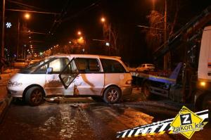 В Алматы водитель, пытавшийся развернуться через двойную сплошную, спровоцировал ДТП